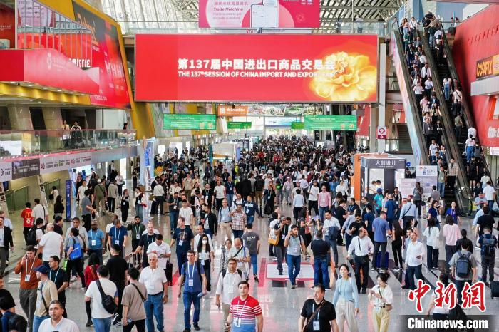 Smart Manufacturing QGM brille à la foire de Canton | Les actions QGM permettent au monde de voir la puissance des machines en briques chinoises