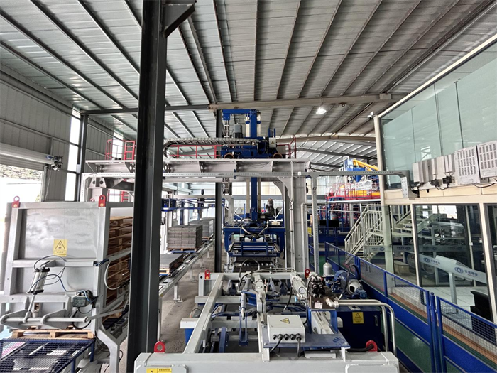 La ligne de production de briques PC haut de gamme en imitation pierre de la série ZN de QGM a été mise en production avec succès dans une entreprise leader de matériaux de construction écologiques dans le sud-ouest de la Chine.