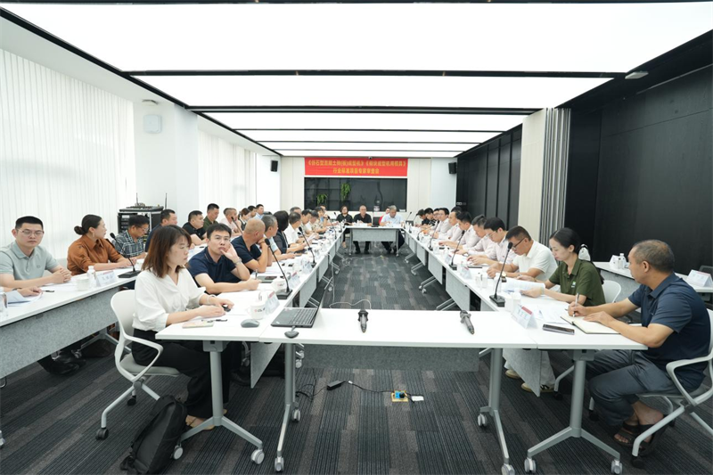 De la fabrication à la fabrication « intelligente » : QGM a tenu une réunion d'examen d'experts pour les projets standards de l'industrie de « Machine de formage de briques (panneaux) en béton semblable à de la pierre » et de « Moule pour machine de formage de blocs ».