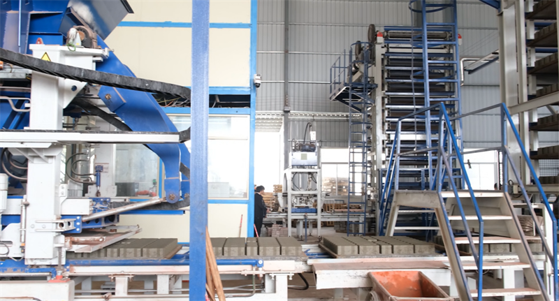 Une machine, plusieurs briques, économie d'énergie et réduction des émissions de carbone, le modèle QGM Zenith 15 crée un « modèle QGM » de matériaux de construction écologiques