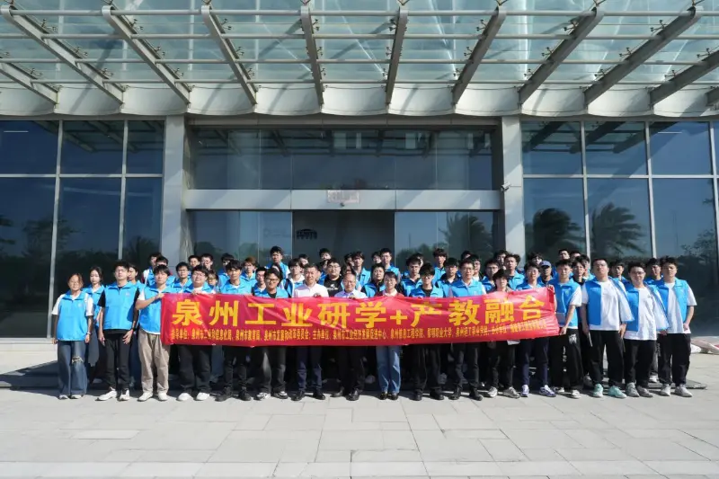 Quangong Machinery Co., Ltd. accueille les professeurs et les étudiants universitaires avec une attitude ouverte pour élaborer conjointement un nouveau plan pour la culture des talents