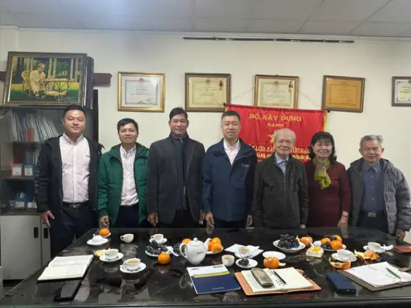 Fu Guohua, directeur général adjoint de Quangong Machinery Co., Ltd., a dirigé une délégation pour visiter l'Association vietnamienne des matériaux de construction afin de promouvoir les échanges et la coopération entre les industries des matériaux de construction chinoise et vietnamienne.